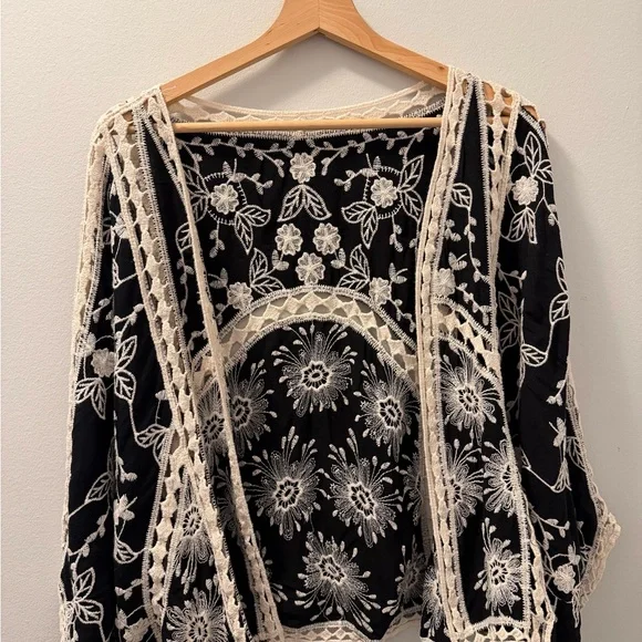 Black and Cream Floral Embroidered Kimono - Picture 3 of 4
